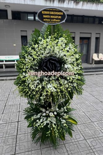 Vòng hoa viếng màu trắng