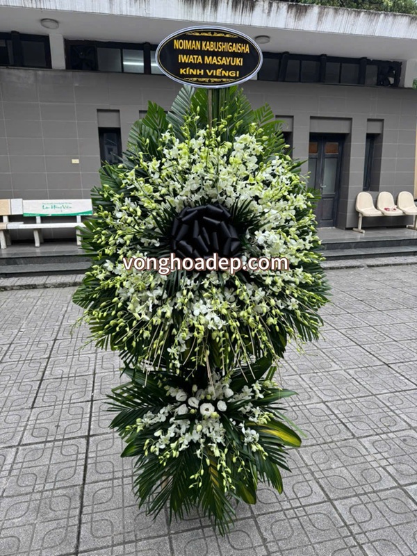 Vòng hoa viếng màu trắng