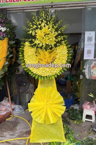 Vòng hoa đám tang quanh đây