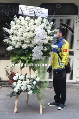 Alternative view of Vòng hoa viếng màu trắng