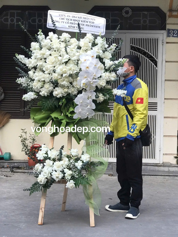 Vòng hoa viếng màu trắng - Ảnh 2